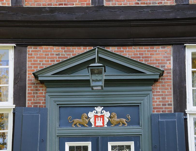 20076_9293 Schnitzerei über der Eingangstür Herrenhaus Wohldorf. | Flaggen und Wappen in der Hansestadt Hamburg